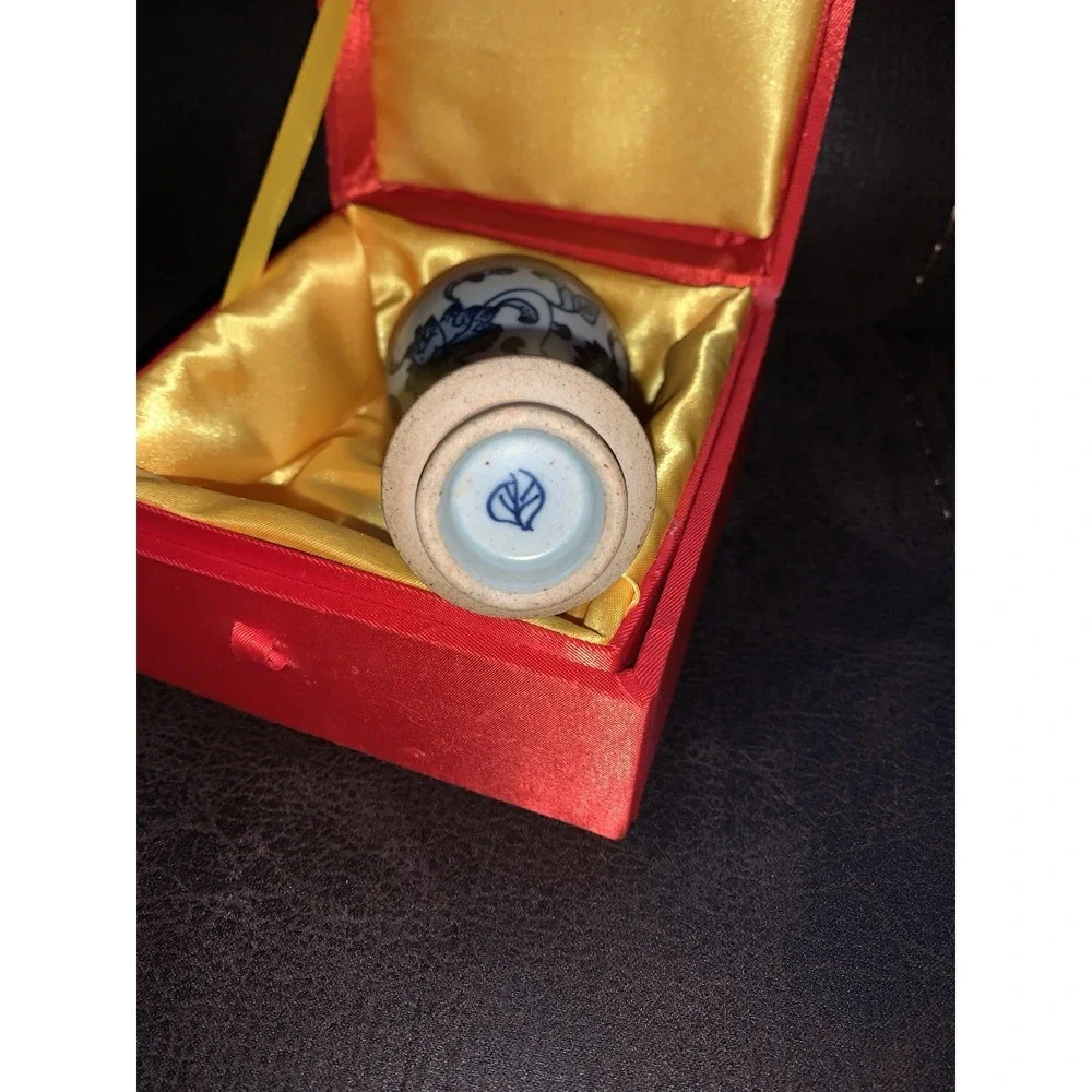 China Exquisite Hand Painted flower Blue and White Porcelain vase Red Padded Box